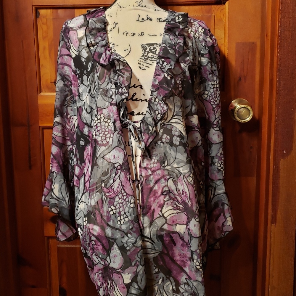 💛2/$20💛Gorgeous bell sleeve sheer cover up top